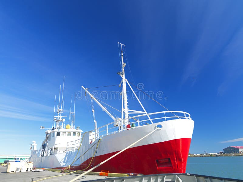 https://thumbs.dreamstime.com/b/fishing-trawler-against-blue-sky-25873077.jpg