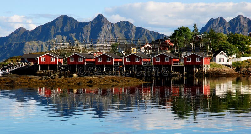 Villaggio di pescatori, tra monti e mare delle Isole Lofoten in Norvegia, Scandinavia.