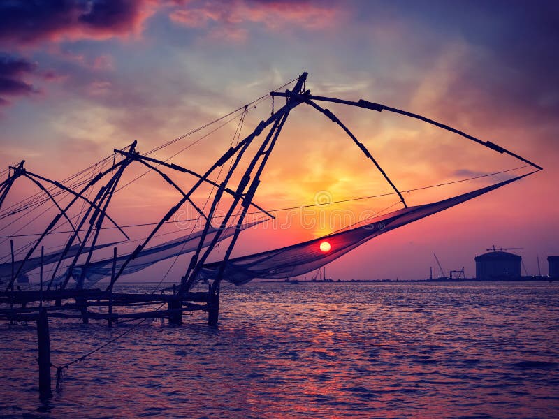 Fishnets chineses no por do sol Kochi, Kerala, India imagens de stock royalty free Fishnets chineses no por do sol Kochi, Kerala, India imagens de stock royalty free