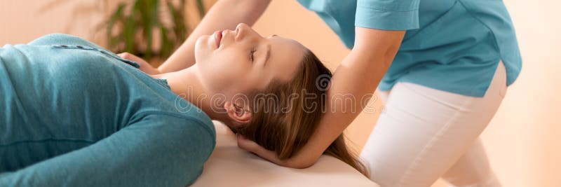 Fisioterapeuta femenina o quiropráctico ajustando el cuello de los pacientes Fisioterapia, concepto de rehabilitación Cartel reco