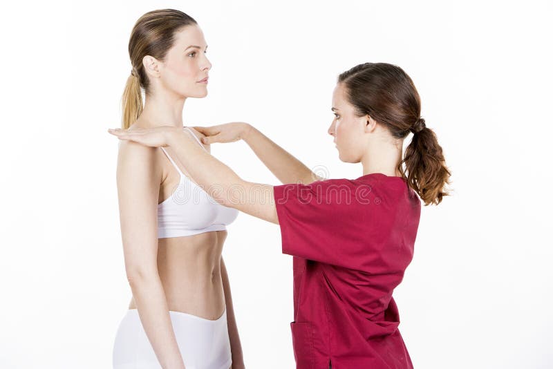 Fisioterapeuta que faz um exame físico fotografia de stock Fisioterapeuta que faz um exame físico fotografia de stock