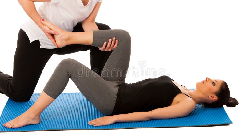 Fisioterapia - terapista che fa gamba che allunga i excercises con fotografia stock Fisioterapia - terapista che fa gamba che allunga i excercises con fotografia stock
