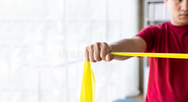 Fisioterapista o ortopedia maschile che esamina un paziente affetto da scoliosi fotografia stock