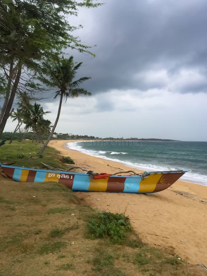 Fiskarefartygpiroga på den indiska havkusten Hambantota Sri Lanka royaltyfri bild Fiskarefartygpiroga på den indiska havkusten Hambantota Sri Lanka royaltyfri bild