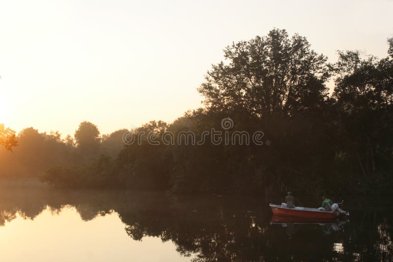 fiskarelakesoluppgång arkivfoto fiskarelakesoluppgång arkivfoto