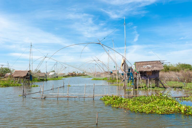 Fiskarens by i Thailand med ett antal fiska hjälpmedel kallade arkivfoton Fiskarens by i Thailand med ett antal fiska hjälpmedel kallade arkivfoton