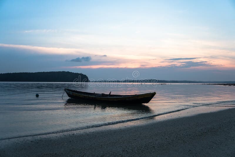 Fiskebåt i Songkhla sjön på solnedgången arkivbilder Fiskebåt i Songkhla sjön på solnedgången arkivbilder