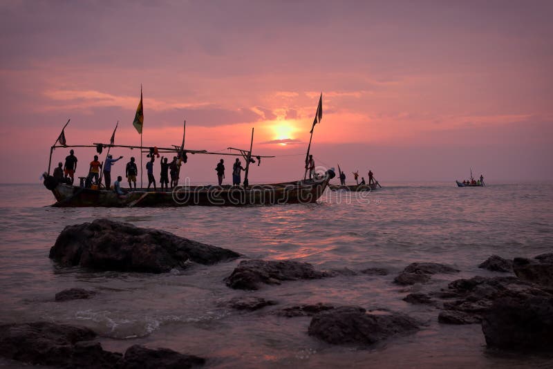 Fiskebåt och fiskare i Senya Beraku, Ghana royaltyfri fotografi Fiskebåt och fiskare i Senya Beraku, Ghana royaltyfri fotografi