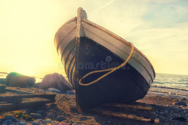 Fiskebåt på stranden på solnedgången royaltyfri fotografi Fiskebåt på stranden på solnedgången royaltyfri fotografi