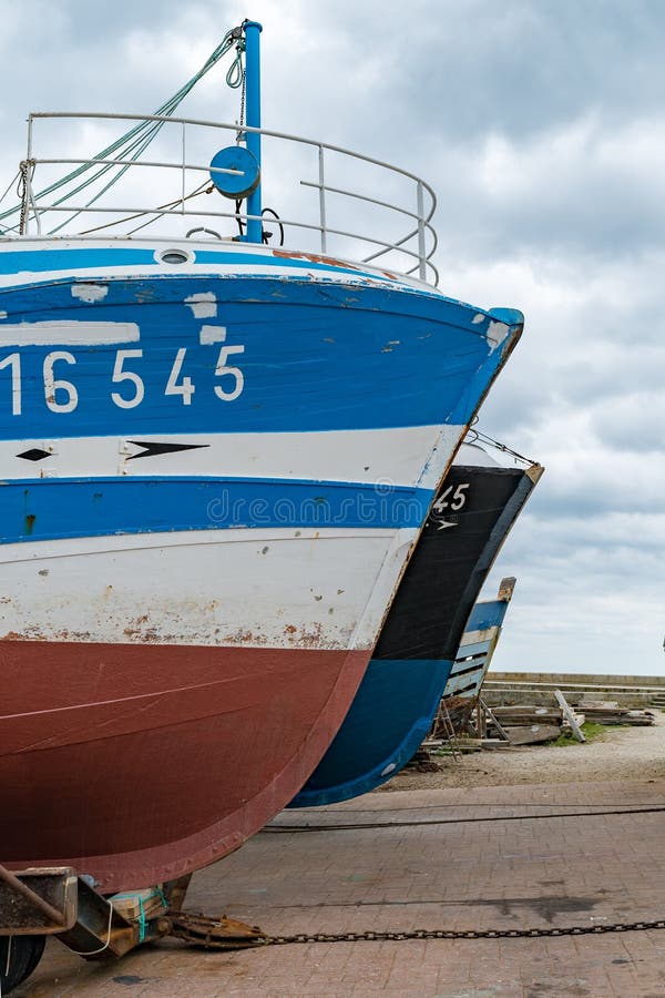 Fiskebåtar i torra dockor för reparation och renovering fotografering för bildbyråer Fiskebåtar i torra dockor för reparation och renovering fotografering för bildbyråer