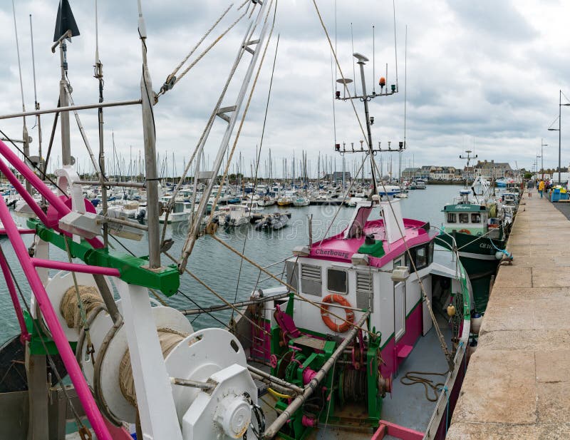 Fiskebåtar och båtshamn i hamnen i Saint Vaast la Hougue i Normandie royaltyfria bilder Fiskebåtar och båtshamn i hamnen i Saint Vaast la Hougue i Normandie royaltyfria bilder