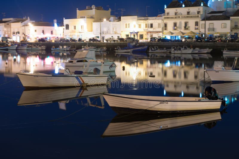 Fiskebåtar på den blåa timmen i Tavira, Algarve, Portugal royaltyfri fotografi Fiskebåtar på den blåa timmen i Tavira, Algarve, Portugal royaltyfri fotografi