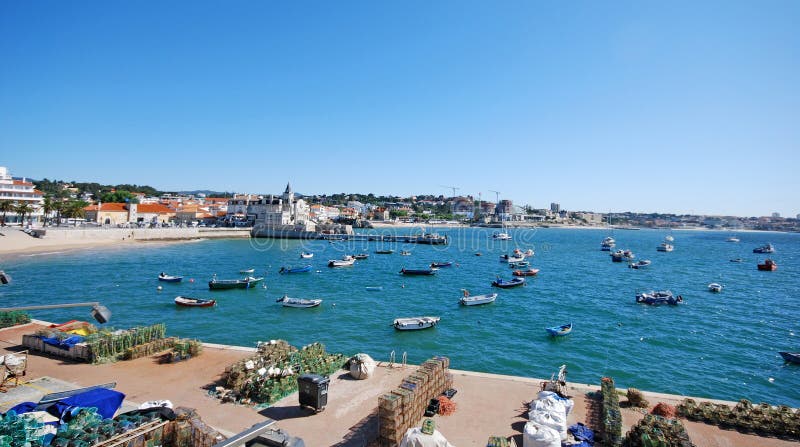 Fiskebåtar på havet i den kust- byn Cascais, Portugal royaltyfri fotografi Fiskebåtar på havet i den kust- byn Cascais, Portugal royaltyfri fotografi