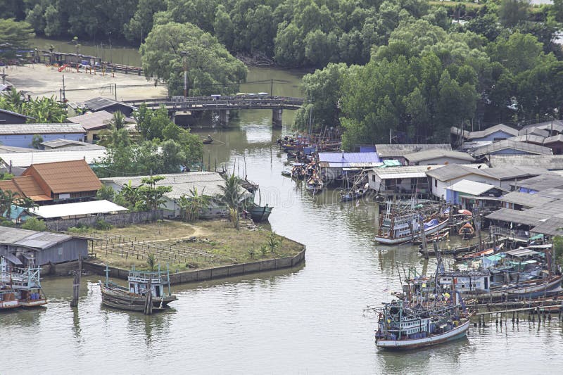Fiskebåtar som parkeras i Tha Taphao flodtillträde till havet på den Mutsea bergsynvinkeln i Chumphon, Thailand arkivbilder Fiskebåtar som parkeras i Tha Taphao flodtillträde till havet på den Mutsea bergsynvinkeln i Chumphon, Thailand arkivbilder