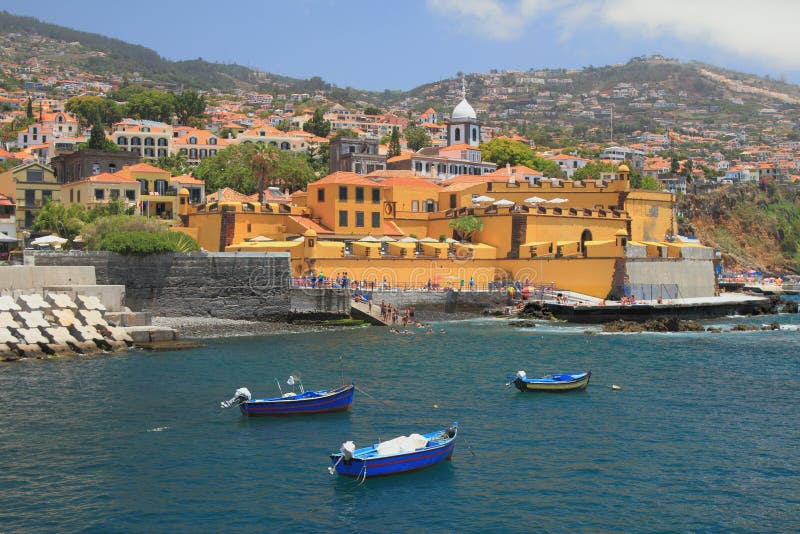Fiskebåtar, stadsstrand och forntida fästning funchal madeira portugal arkivfoto Fiskebåtar, stadsstrand och forntida fästning funchal madeira portugal arkivfoto