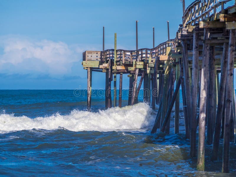 Fiskepir vid sandstranden royaltyfri bild