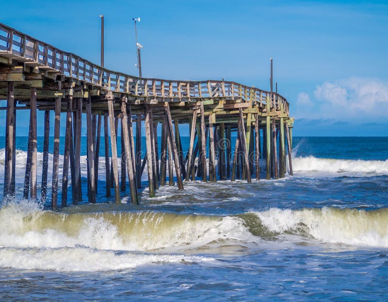 Fiskepir vid sandstranden arkivfoton