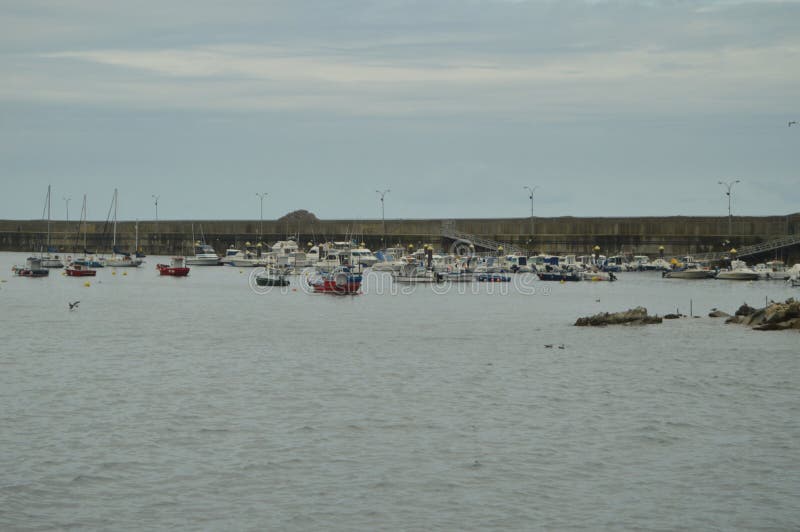 Fiskeport av Cudillero med dess förtöjde fartyg arkivbilder Fiskeport av Cudillero med dess förtöjde fartyg arkivbilder