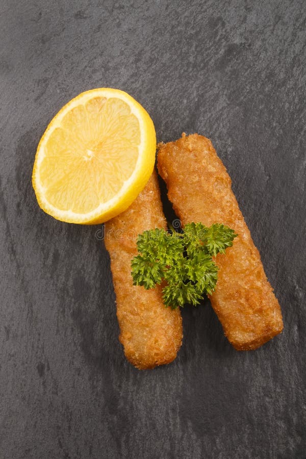 Fiskpinnen, skivacitronen och persilja kritiserar på arkivbilder