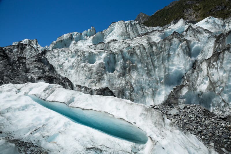 Fissura pequena abaixo dos seracs de um icefall na geleira do Fox dentro fotografia de stock Fissura pequena abaixo dos seracs de um icefall na geleira do Fox dentro fotografia de stock