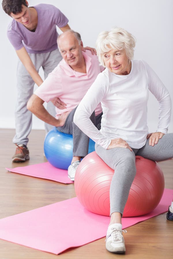 Fit older people during fitness classes with physical therapist