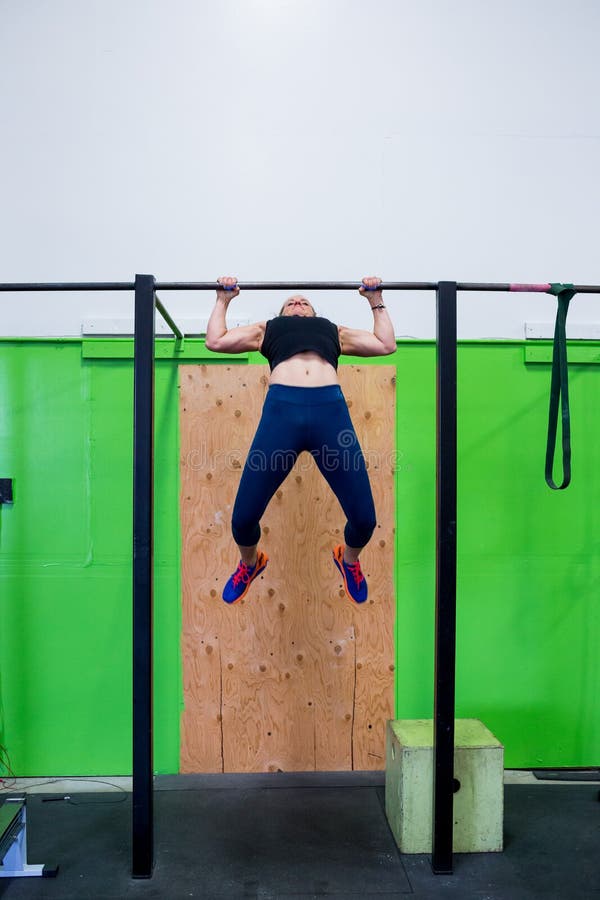 https://thumbs.dreamstime.com/b/fit-woman-doing-exercises-pullups-pullup-bar-crossfit-gym-females-female-cross-training-fitness-gym-106059841.jpg