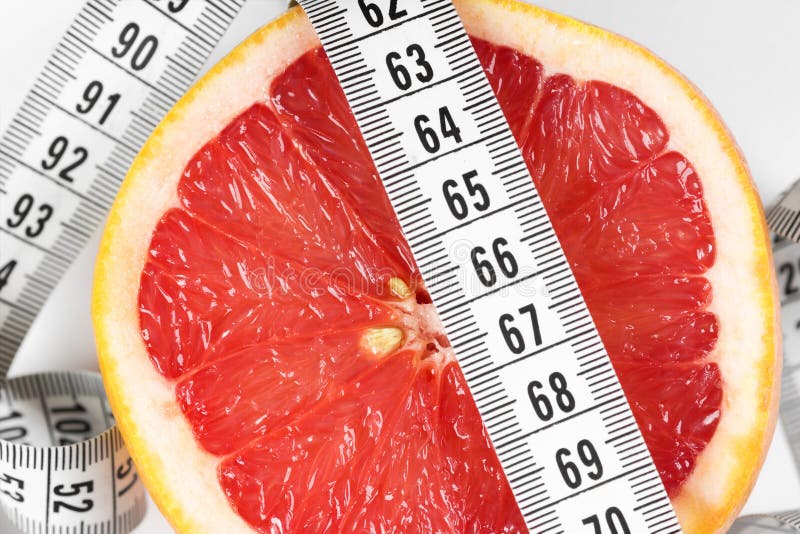 Fita de medição com toranja imagens de stock Fita de medição com toranja imagens de stock
