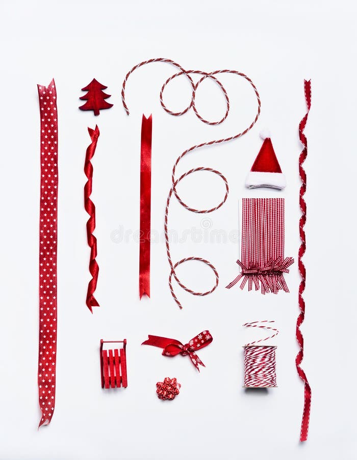 Fitas do Natal e curvas e decoração vermelhas para a decoração e o papel de embrulho e o empacotamento fotos de stock Fitas do Natal e curvas e decoração vermelhas para a decoração e o papel de embrulho e o empacotamento fotos de stock