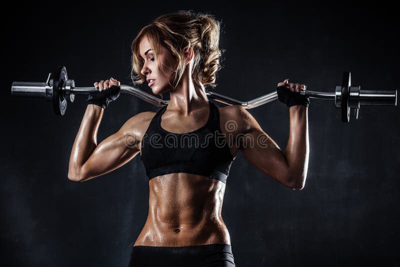 Brutale donna atletica a pompare i muscoli con bilanciere.