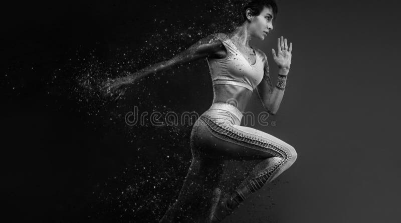 Fitness en sportmotivatie Sterke en geschikte atletische, vrouwensprinter of agent, die op rode achtergrond in de brand lopen stock afbeelding Fitness en sportmotivatie Sterke en geschikte atletische, vrouwensprinter of agent, die op rode achtergrond in de brand lopen stock afbeelding