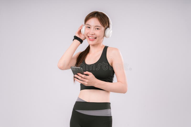Fitness Esercizio femminile Verticale Bianco Anteriore Femmina Sfondo Attivata Posing Fit Confida e fotografie stock