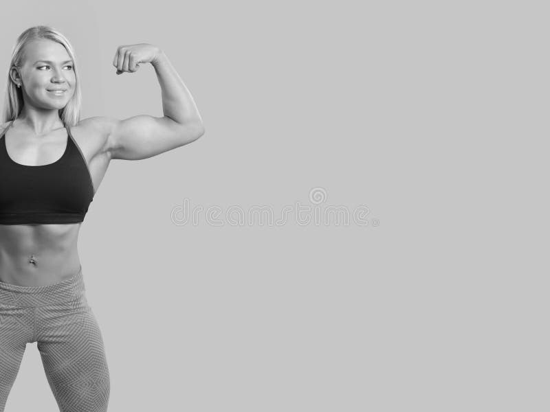 Fitness Mujer Deportiva Mostrando Su Cuerpo Bien Entrenado Foto de archivo  - Imagen de ejercitar, ejercicio: 208027800