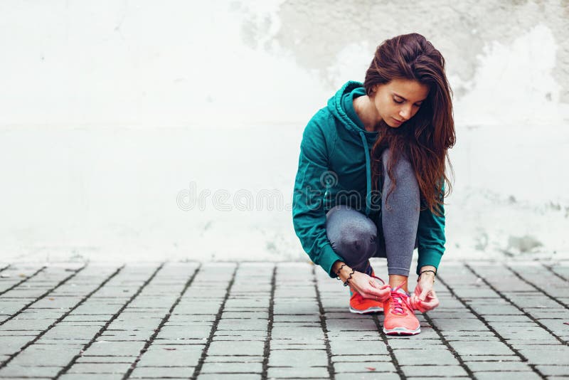 Fitness Sport Woman In Fashion Sportswear Doing Yoga Fitness Exercise In  The City Street Over Gray Concrete Background. Outdoor Sports Clothing And  Shoes, Urban Style. Banco de Imagens Royalty Free, Ilustrações, Imagens