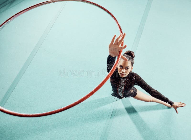 Femme Créative Dansant Avec Ruban En Compétition à La Gym Danseur Sur Le  Sol Pour La Performance De Danse Et Sports Professionnels Image stock -  Image du gens, aptitude: 254445427