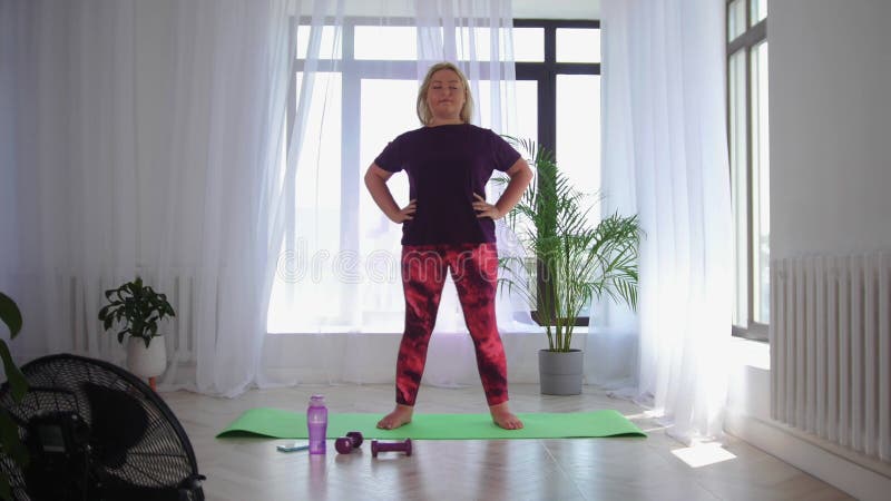Fitness-Training blonde übergewichtige Frau tun Fitness-Übungen wärmen ihren Hals