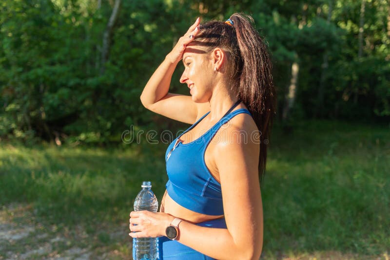 https://thumbs.dreamstime.com/b/fitness-woman-drinking-water-running-park-thirsty-sport-runner-resting-taking-break-water-bottle-fitness-woman-227721258.jpg