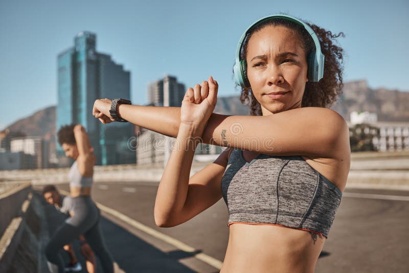 Fitnessort och folk som går ut med poddsändning eller direktuppspelning av hörlurar i canada. träna vänner och svart arkivbild