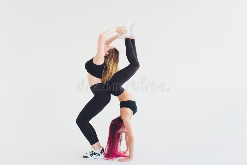 Fitogirl med den oerh?rda kroppen som poserar i studio, n?r han har utbildat med n?got, kopplar av arkivbild Fitogirl med den oerh?rda kroppen som poserar i studio, n?r han har utbildat med n?got, kopplar av arkivbild