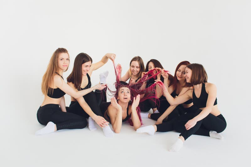 Fitogirl med den oerhörda kroppen som poserar i studio, nÃ¥r han har utbildat med nÃ¥got, kopplar av royaltyfri fotografi Fitogirl med den oerhörda kroppen som poserar i studio, nÃ¥r han har utbildat med nÃ¥got, kopplar av royaltyfri fotografi