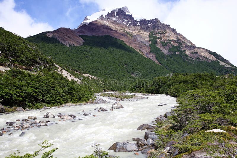 fitz-roy-river-p-nationalparken-f-r-los-glaciares-argentina-arkivfoto