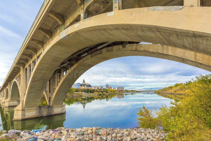 Fiume attraverso Saskatoon immagine stock libera da diritti Fiume attraverso Saskatoon immagine stock libera da diritti