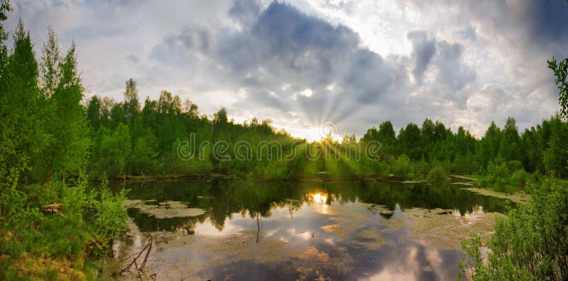 Fiume caldo di tramonto fotografia stock Fiume caldo di tramonto fotografia stock