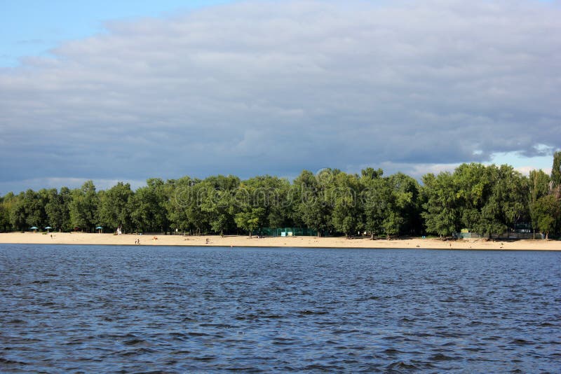 Fiume contro il cielo nella città immagine stock libera da diritti Fiume contro il cielo nella città immagine stock libera da diritti