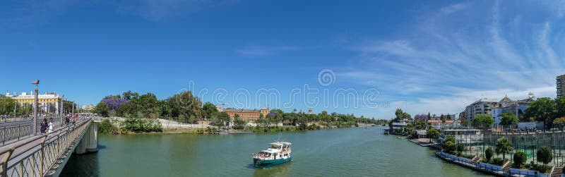Fiume del Guadalquivir in Siviglia, fiume di Spain Vista panoramica fotografia stock Fiume del Guadalquivir in Siviglia, fiume di Spain Vista panoramica fotografia stock