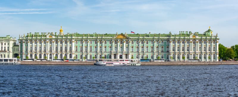 Fiume del palazzo e di Neva di inverno del Museo dell'Ermitage, St Petersburg, Russia fotografia stock Fiume del palazzo e di Neva di inverno del Museo dell'Ermitage, St Petersburg, Russia fotografia stock
