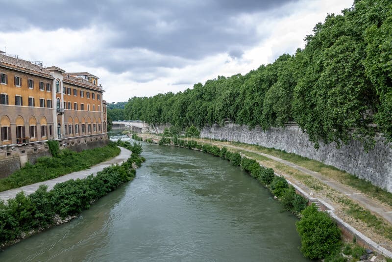 Fiume del Tevere ed isola di Isola Tiberina il Tevere - Roma, Italia immagine stock libera da diritti Fiume del Tevere ed isola di Isola Tiberina il Tevere - Roma, Italia immagine stock libera da diritti