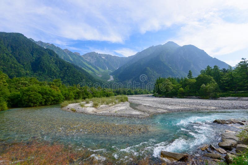 Fiume di Azusa e montagne di Hotaka in Kamikochi, Nagano, Giappone fotografie stock libere da diritti