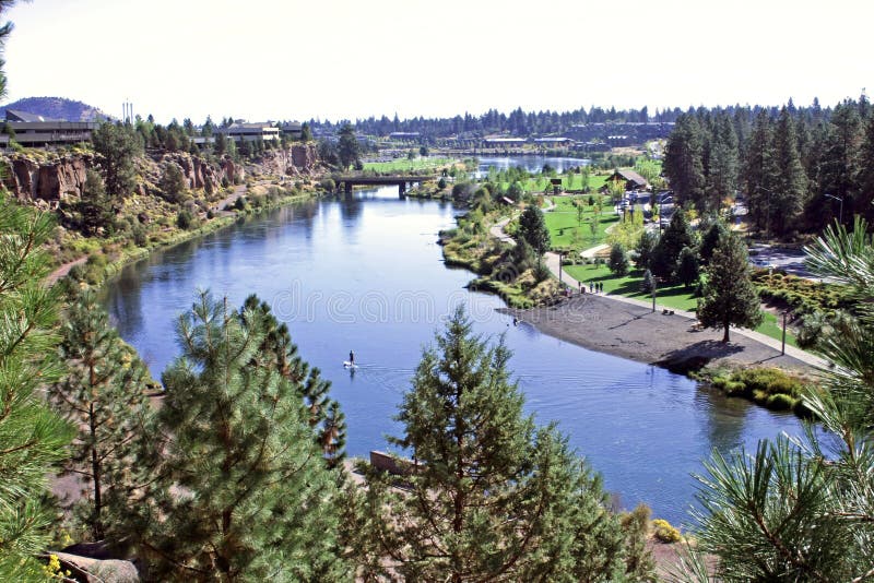 Fiume di Deschutes nel vecchio distretto del laminatoio fotografie stock Fiume di Deschutes nel vecchio distretto del laminatoio fotografie stock