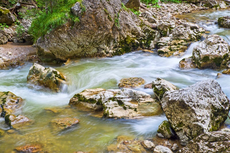 Fiume di estate che entra nelle montagne fotografie stock Fiume di estate che entra nelle montagne fotografie stock