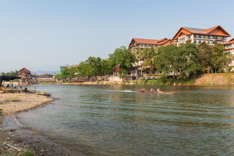 Fiume di Nam Song in Vang Vieng, Laos. Poca gente e barche su Nam Song River ed hotel in Vang Vieng, provincia di Vientiane, Laos, un giorno soleggiato